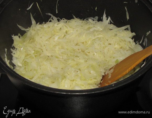 Нашинковать капусту, положить в кастрюлю с толстым дном. Добавить 3/4 ст. воды, 2 ст. л. масла, уксус. Тушить около 1 часа.