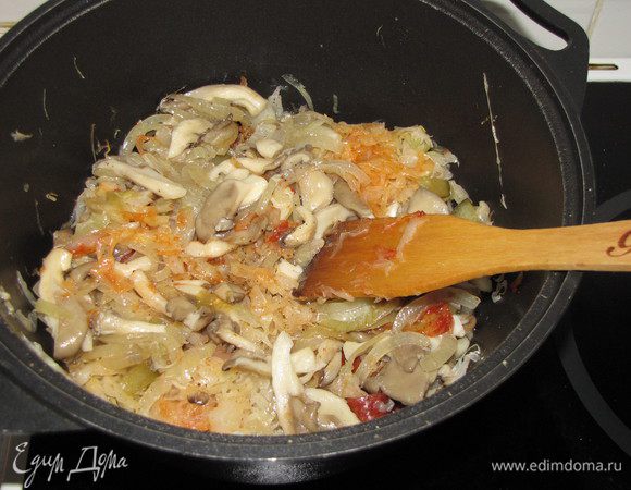 Добавить грибы с луком. Посолить, поперчить по вкусу, положить лавровый лист. Перемешать, закрыть крышкой. Довести до готовности.