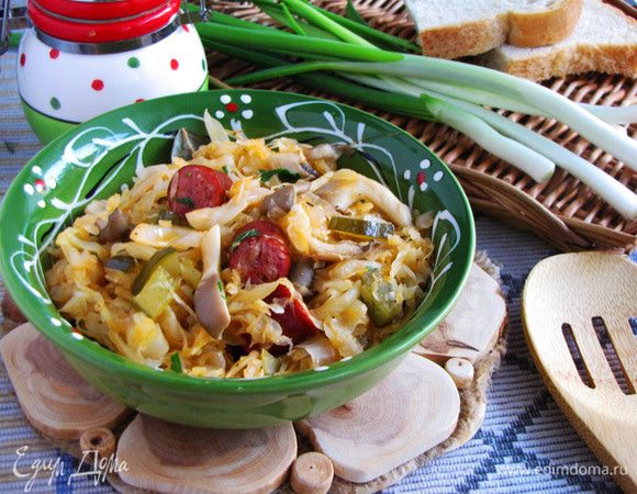 Готовую солянку разложить по тарелкам. Подавать с любой зеленью. Приятного аппетита!