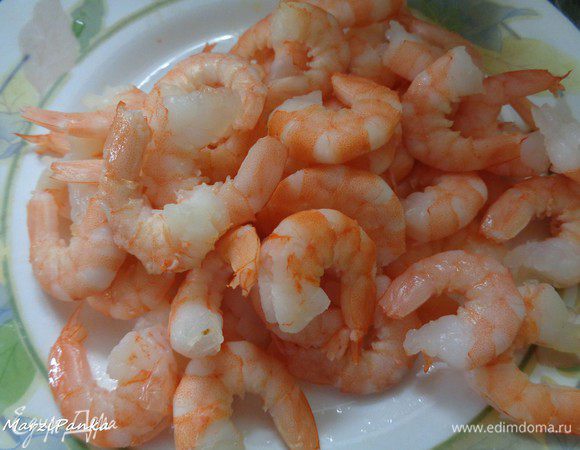 Воду слить. Подождать немного, когда креветки остынут и очистить их от панциря.