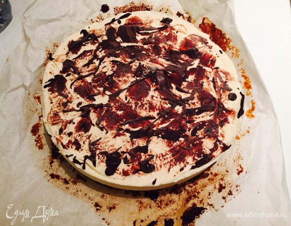 Когда торт полностью заморозится, извлекаем его из формы (предварительно обдув форму горячим феном), украшаем растопленным шоколадом.