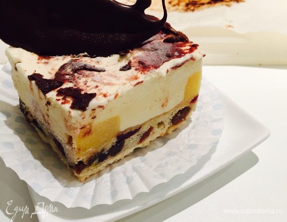 Немного шоколадных декораций на каждый кусочек и наслаждаемся!!