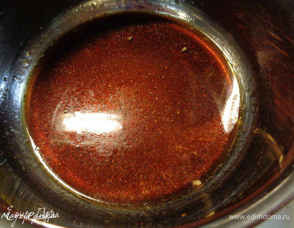 Из половинки лимона выжать сок.

В сотейнике соединить все составляющие соуса, кроме крахмала, поставить на слабый огонь. 


