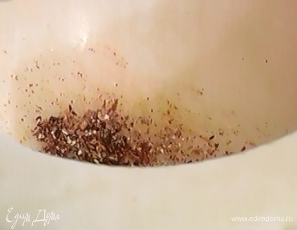 Гвоздику растереть в ступке, добавить кориандр и тмин, все слегка раздавить, затем добавить имбирь, куркуму и перемешать.