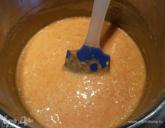 Яйца слегка взбить, добавить сахар, масло, все тщательно перемешать. Морковь (среднего размера) и имбирь потереть на мелкой терке, с апельсина снять цедру, в масляно-яичную массу добавить морковь, цедру и имбирь. Просеять муку и смешать с разрыхлителем, добавить в тесто, постоянно размешивая.