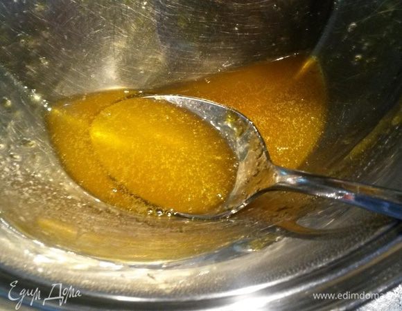 Дать остыть, тем временем приготовить глазурь. В небольшую кастрюлю налить сок, добавить сахар и уварить до консистенции между сиропом и карамелью.