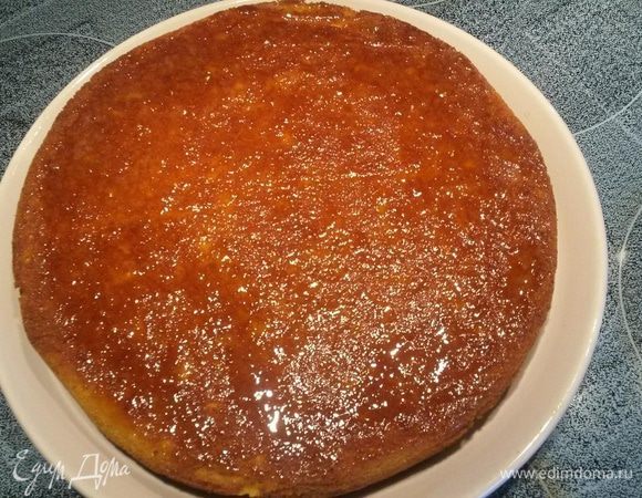 Полить пирог полученной глазурью. По желанию украсить «стружками» цедры или дольками апельсина (сваренными в глазури).