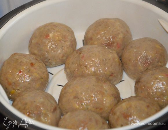 Отварить кнедли на пару 20-25 минут. Готовые кнедли выложить в соус.
