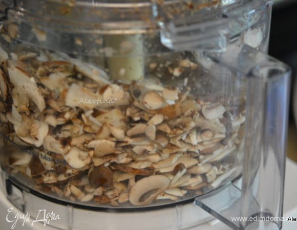 Грибы свежие как шампиньоны, например, помыть, очистить. Порезать тонко вручную или в кухонном процессоре. Можно использовать грибы ассорти.
