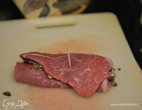 Свернуть рулетом и закрепить зубочисткой.