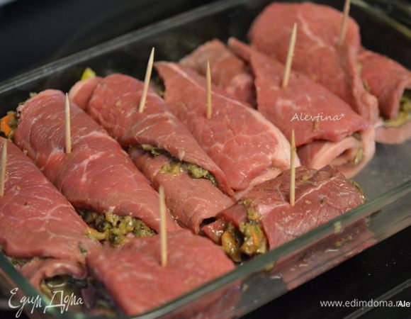 Обжарить на сковороде на растительном масле 1 ст. л. рулетики. Переложить на жаропрочное блюдо. Полить вином, добавить бульон. Прикрыть фольгой сверху. Поставить в разогретую духовку на 180°С на 1 час.