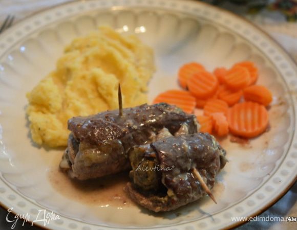 Подаем с гарниром и овощами, полив соусом. Приятного аппетита.