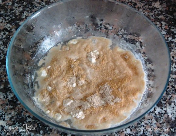 В глубокой миске смешать теплое молоко, теплую воду, сахар, дрожжи, ложку муки. Оставить на 10 минут до образования "шапочки".