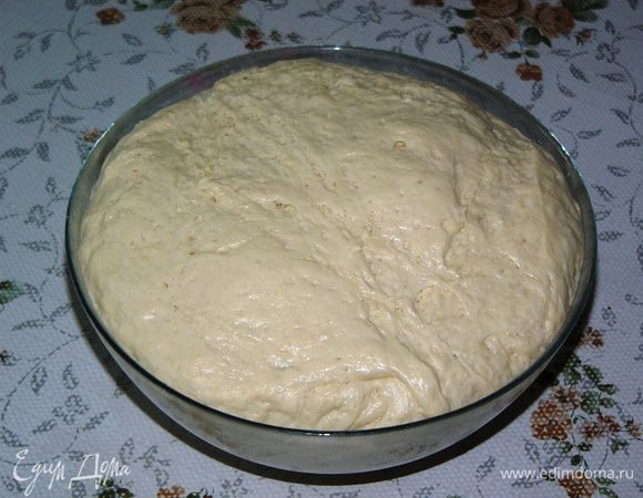 Добавить соль, оливковое масло, мелкое яйцо и, понемногу добавляя муку, вымесить тесто. Муки указано примерное количество. Как всегда, мы ориентируемся по консистенции теста: оно должно остаться мягким и не липнуть к рукам. Накрыть миску с тестом полотенцем и поставить в теплое место. Я ставлю в слегка разогретую духовку. Даем тесту подняться около часа. Оно увеличится вдвое.