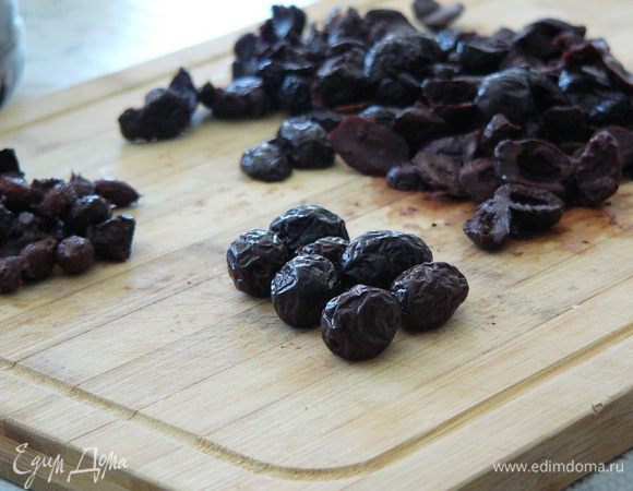 Тем временем подготовим начинку. В данном случае нам лучше всего подойдут именно турецкие маслины с солью, не в рассоле. Я знаю, они теперь продаются во многих местах. Правда, придется слегка потрудиться, чтобы их нарезать и освободить от косточки.