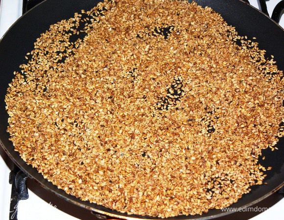 Кунжутное семя обжарить на сухой сковороде примерно 4 минуты.