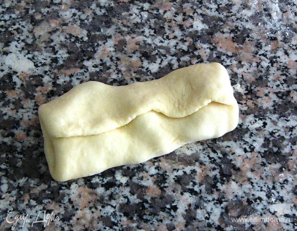 Получается вот такой пирожок. Слегка защипываем шов.