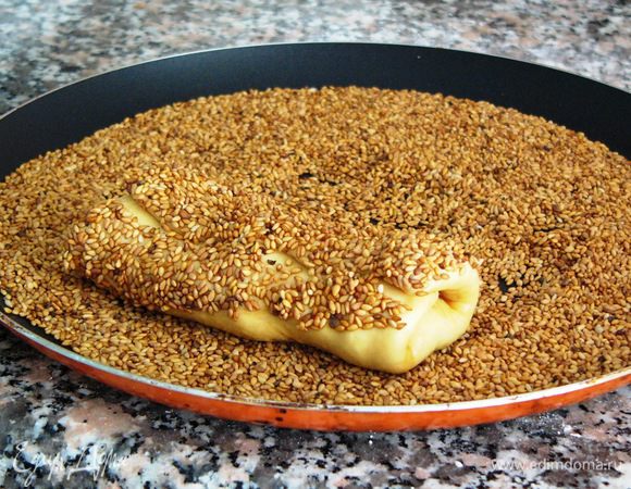 А затем щедро обваливаем в кунжуте.