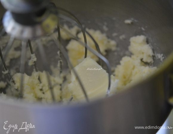 Разогреть духовку до 180°С. Взбить масло комнатной температуры с сахаром. Добавить яйца и ванильный экстракт.
Сахар можно сократить, если вам сладко.