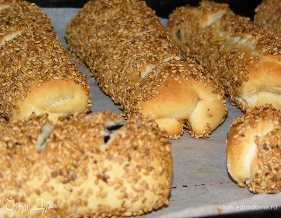 Выпекаем в разогретой до 180°С духовке до зарумянивания (примерно 20 минут).