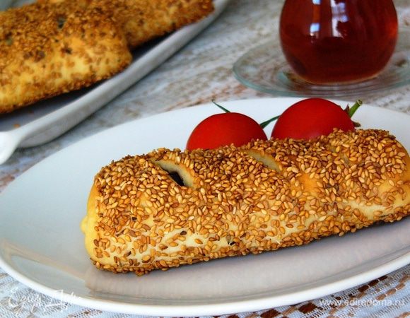 Заварите крепкого чаю и подайте горячие симиты к столу. Это очень вкусно!