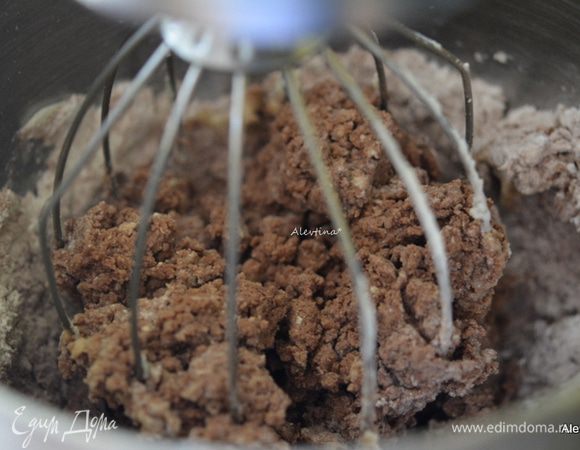 Отдельно смешать муку, какао, пищевую соду, соль. Добавить это в маслянную смесь и перемешать.