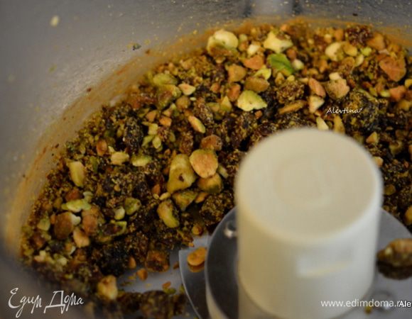 Добавить половину порции очищенных и порубленых фисташек, вяленую вишню 1 стакан, можно заменить на вяленую клюкву.