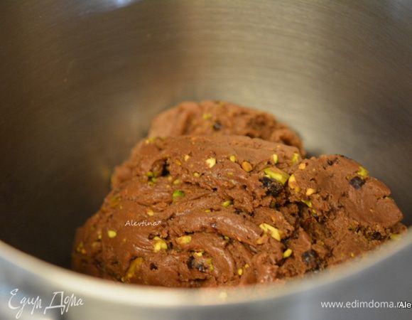 Перемешаь все. Тесто будет мягким и послушным.