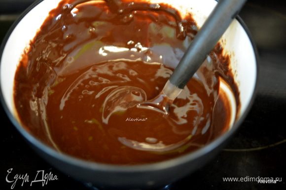 Приготовить шоколадную глазурь. Растопить на медленном огне, смешав шоколадные капли с жирными сливками.