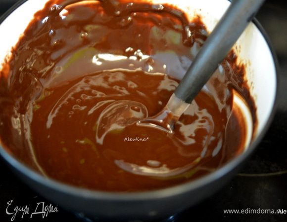 Приготовить шоколадную глазурь. Растопить на медленном огне, смешав шоколадные капли с жирными сливками. 