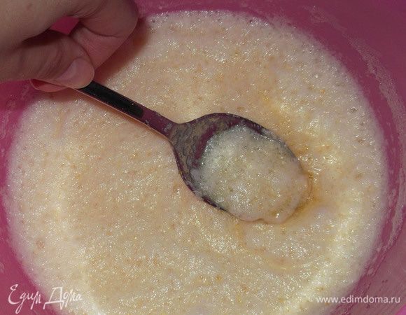 Размягченное масло смешать с сахаром и яйцом. Добавить вишню. 