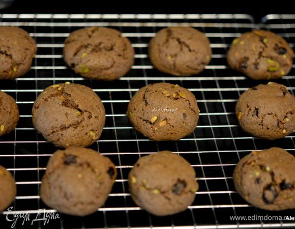 Печенье выложить на решетку, дать остыть 2 минуты.