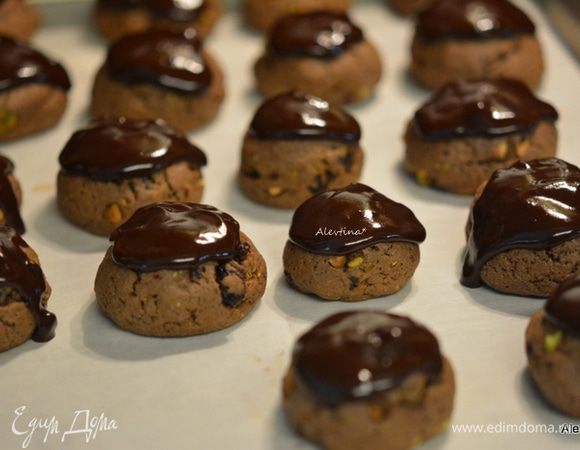 Полить с ложечки шоколадом или окунуть каждое печенье в шоколад.