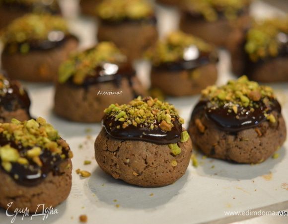 Добавить сверху рубленые фисташки.