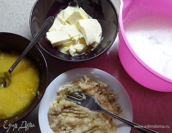 Взбить желтки с половиной сахара до однородной массы. Взбить белки с остальной частью сахара. Мягкие спелые бананы размять вилкой.