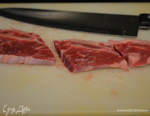 Говяжьи ребрышки разрежем на секции.