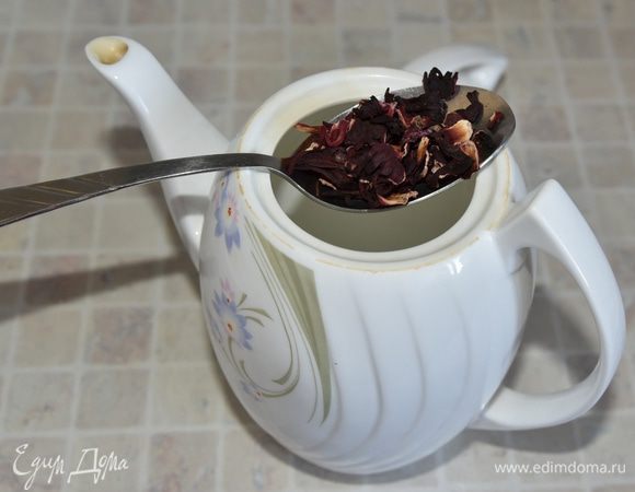 Заварочный чайник ополоснуть горячей водой. Засыпать каркаде, положить кусочки плодов и залить кипятком. Закрыть чайник крышкой и хорошо укутать. Настаивать 10-12 минут. 