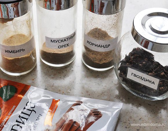 В кастрюльку влить вино, добавить все специи, порезать маленький очищенный кусочек имбиря (или заменить его на молотый можно).