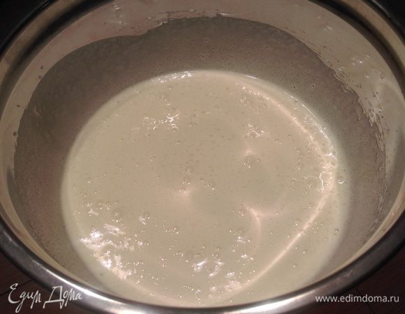 Взбиваем яйца с сахаром до белой пены, затем вливаем масло, продолжая взбивать.