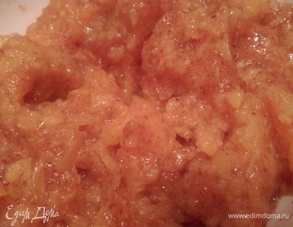 Тертую цедру лимона добавляем в смесь, туда же, продолжая взбивать на медленной скорости, добавляем мякоть хурмы.