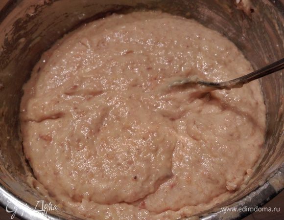 Смешиваем муку с разрыхлителем и добавляем в смесь. Все тщательно перемешиваем. Тесто получается густое.