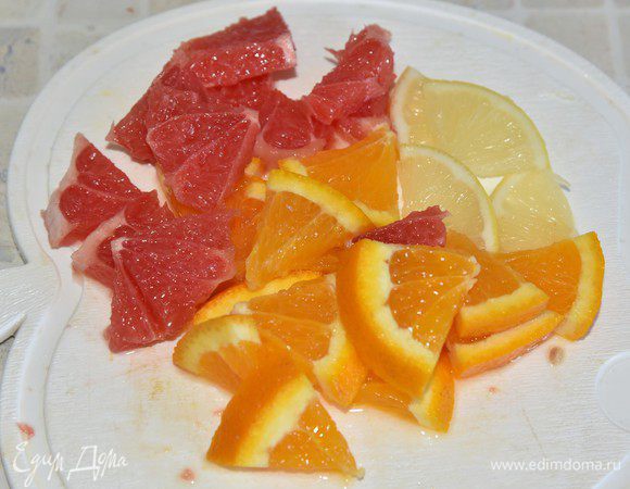 Подготовим цитрусы. Пластину грейпфрута очистить от кожуры (это обязательно, иначе чай будет горчить!).

Все фрукты крупно нарезать. 