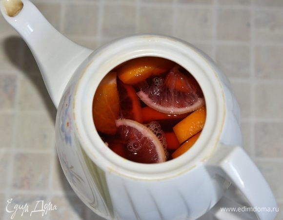 Затем перемешать содержимое чайника. Немного остудить и добавить мед по вкусу. Мне понадобилось 2 столовых ложки. 