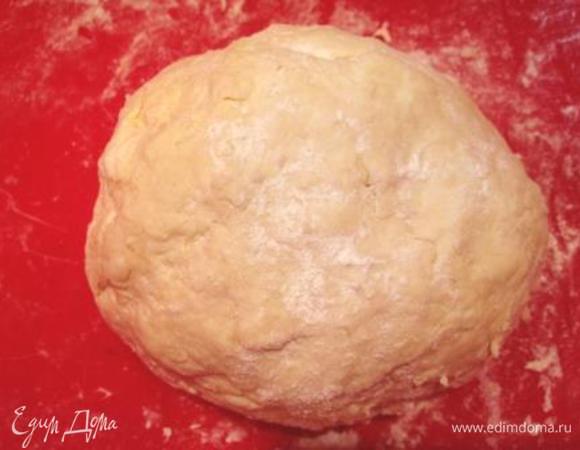 Размягченное сливочное масло, сметану, соль и муку смешать и замесить однородное тесто.
Поставить на 1 час в холодильник.