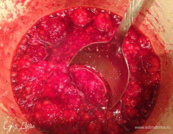 Тем временем приготовим пропитку.
Малину (можно замороженную) смешать с сахаром и поставить на медленный огонь, пока ягода не пустит сок и сахар не растворится.
