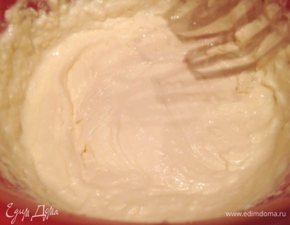 Взбить маскарпоне, постепенно добавляя сгущеное молоко (регулируйте количество по своему вкусу) и ванилин.
Отдельно взбить сливки до пышного состояния. Подмешать сливки к маскарпоне со сгущенкой.
У меня были детские сырки, которые я взбила со сгущенкой и добавила сливки.