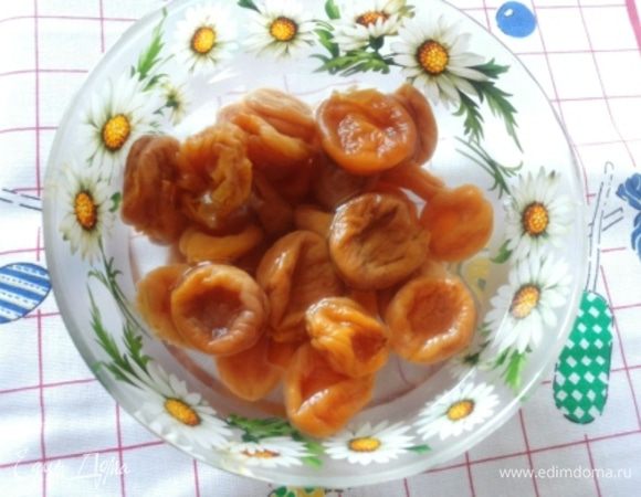 Заливаем курагу горячей водой и оставляем на 30 минут.