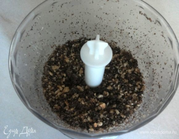 Шоколад с орехами измельчаем в блендере в крупную крошку.