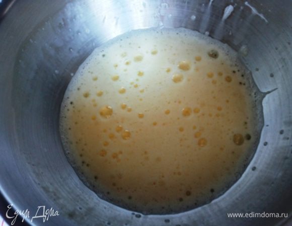 Яйца взбить до посветления и увеличения в объеме.