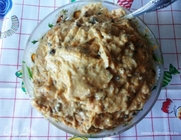 Соединяем масляно-мучную крошку, яйца, сметану, курагу и шоколад с орехами. Все хорошо вымешиваем.